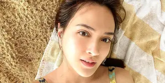 Foto selfie di pinggir pantai, Shandy Aulia memamerkan wajah bare facenya, tanpa makeup sama sekali. Kulit bersih, sehat, dan bercahaya ala Shandy Aulia, siapa setuju ia cantik sekali di sini? Foto: Instagram.