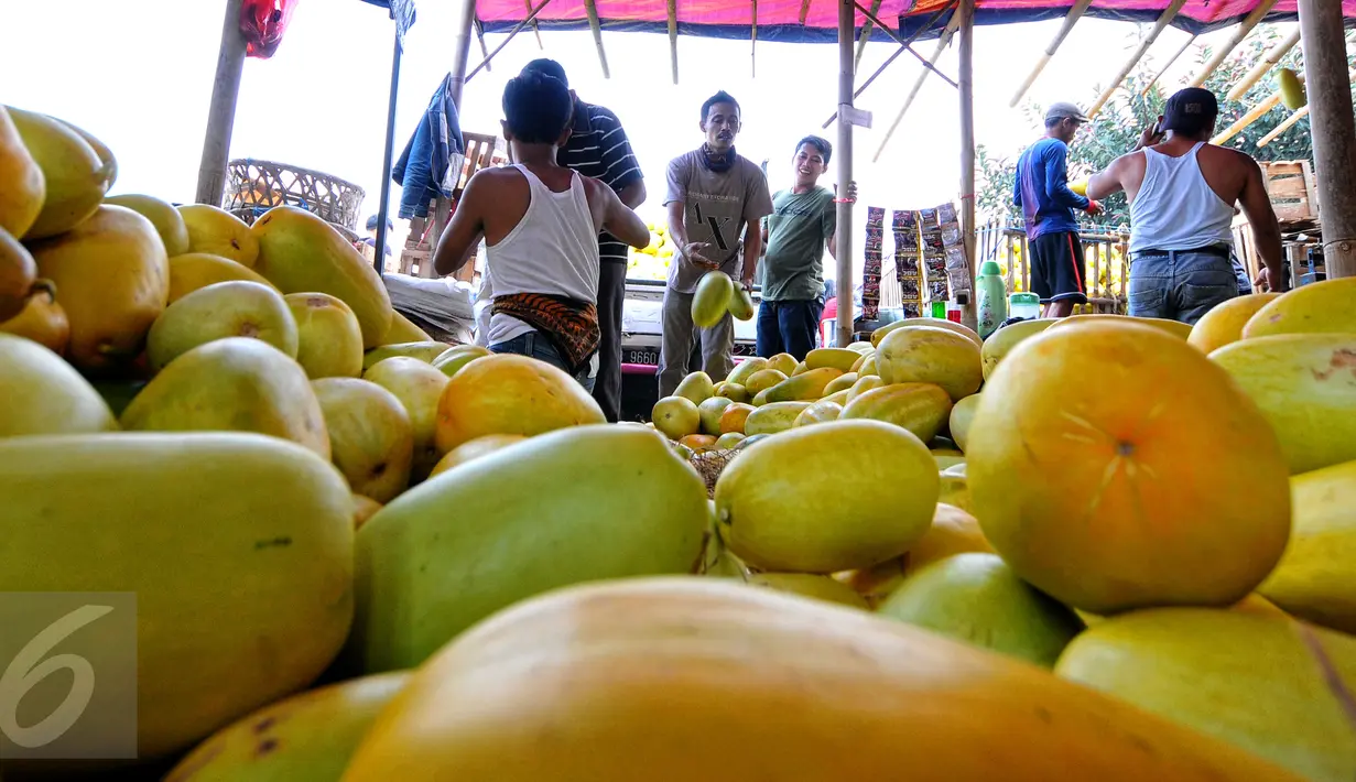 Suasana lapak penjualan Timun Suri di Pasar Induk Kramat Jati, Jakarta, Senin (22/6/2015). Memasuki bulan Ramadan permintaan Timun Suri meningkat dengan kisaran harga Rp10.000 -Rp25.000. (Liputan6.com/Yoppy Renato)