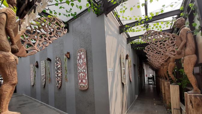 Teuku Rasya saat pembukaan restorannya (Liputan6.com/Pramita Tristiawati)
