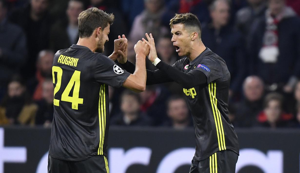 Striker Juventus, Cristiano Ronaldo, bersama Daniele Rugani melakukan selebrasi usai membobol gawang Ajax Amsterdam pada laga Liga Champions di Stadion Johan Cruyff, Rabu (10/4). Kedua tim bermain imbang 1-1. (AP/Martin Meissner)