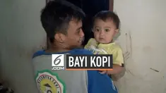Seorang bayi berusia 14 bulan setiap hari bisa meminum kopi 5 kali atau sekitar 1,5 liter. Kebiasaan minum kopi ini karena sang orangtua tidak bisa membeli susu.