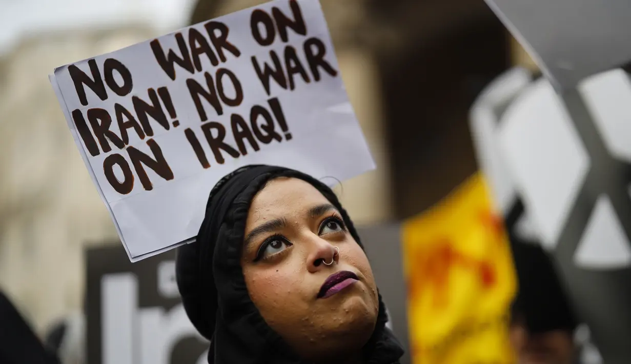 Seorang demonstran saat mengikuti aksi protes  menentang ancaman perang dengan Iran, di London, Inggris (11/1/2020). Serangan tersebut menewaskan petinggi militer Iran Jenderal Qasem Soleiman. (AFP/Tolga Akmen)