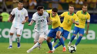 Pemain Argentina Lionel Messi (dua kiri) berebut bola dengan pemain Brazil Philippe Coutinho saat semifinal Copa America 2019 di Stadion Mineirao, Belo Horizonte, Brasil, Selasa (2/7/2019). Brasil lolos ke final Copa America 2019 setelah menghajar Argentina 2-0. (AP Photo/Natacha Pisarenko)