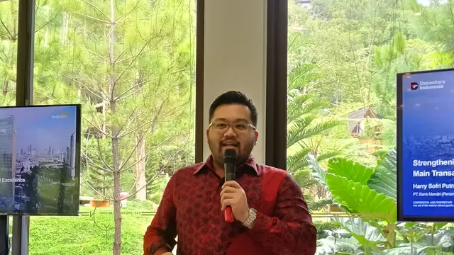 Vice President Digital Retail Banking Bank Mandiri Harry Sofri Putranda saat sesi Media Gathering Bank Mandiri 2025 di Bandung, Jawa Barat, Senin (8/12/2025). (Foto: Liputan6.com/Maulandy R)