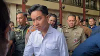 Wakil Presiden Gibran Rakabuming Raka meninjau posko pengungsian yang terletak di Polres Metro Jakarta Pusat, setelah kebakaran hebat yang terjadi di Jalan Kemayoran Gempol, Kebon Kosong, Kemayoran, pada Selasa dini hari (21/1/2025). (Foto: Liputan6.com/Ady Anugrahadi).