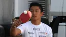 Rio Haryanto menjalani sesi latihan pemanasan dengan bermain pingpong di belakang paddock Campos Racing. (Bola.com/Reza Khomaini)