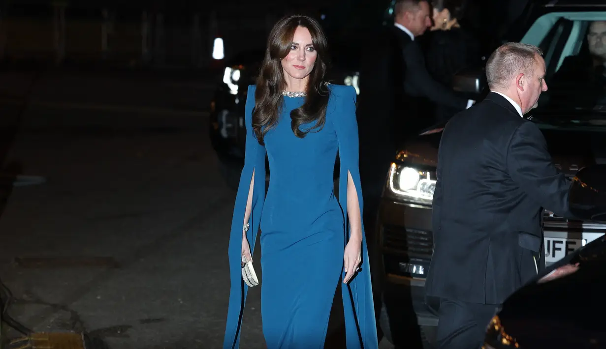 Kate Middleton tiba di Royal Albert Hall dengan mengenakan gaun Safiyaa berwarna teal yang memukau. (Daniel LEAL / AFP)