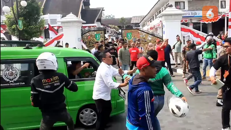 Bentrok sopir angkot dan ojek online di depan Balai Kota Sukabumi (Liputan6.com/Fira Syahrin).