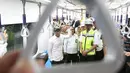 Menaker Hanif Dhakiri didampingi Direktur Utama PT MRT William Sabandar menjajal MRT dari Stasiun Bundaran HI, Jakarta, Senin (25/2). Hanif mencoba MRT untuk melihat progres pengoperasian yang sudah mencapai 99%. (Liputan6.com/Angga Yuniar)