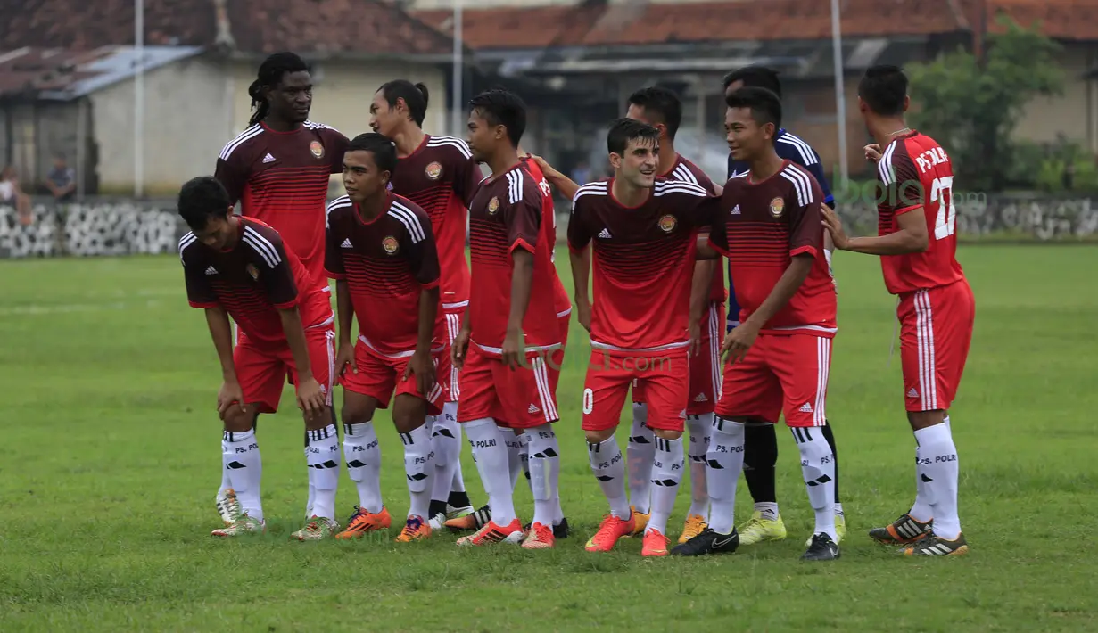 Para pemain PS Polri saat berfoto bersama sebelum melawan tim MSG (Munial Sport Group) pada laga uji coba di lapangan Mako Brimob, Kelapa Dua, Depok, Rabu (24/2/2016). (Bola.com/Nicklas Hanoatubun)
