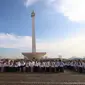 Ratusan Pegawai Negeri Sipil pada Pemprov DKI Jakarta mengikuti upacara peringatan hari ulang tahun Jakarta ke-489 di Lapangan Monas, Rabu (22/6). Gubernur DKI Basuki Tjahaja Purnama (Ahok) memimpin upacara HUT Jakarta itu. (Liputan6.com/Gempur M Surya)