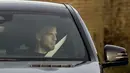 Bek Tottenham Hotspur, Toby Alderweireld berada di dalam mobil saat tiba untuk mengikuti sesi latihan pertama pelatih Jose Mourinho di Enfield, Inggris (20/11/2019). Di Tottenham, Mourinho akan menerima gaji sebesar 15 juta poundsterling per tahun. (AP Photo/Matt Dunham)