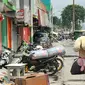 Seorang warga mengangkut barang miliknya di kawasan Kalijodo, Jakarta, Kamis (25/2). Hari ini, surat peringatan kedua (SP2) untuk mengosongkan/membongkar sendiri bangunan sudah terpasang di kawasan tersebut. (Lputan6.com/Gempur M Surya)