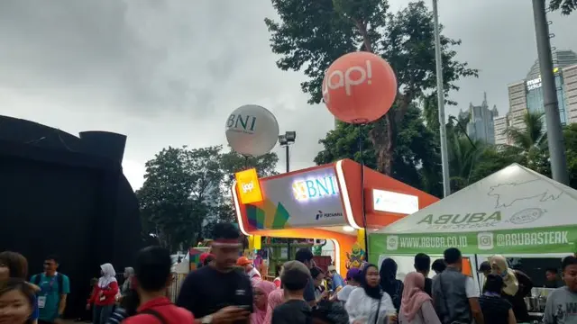 Jelang penutupan Asian Games 2018, Bank Rakyat Indonesia (BRI), Bank Mandiri dan Bank Negara Indonesia (BNI) tetap sibuk menjajakan kartu elektronik. (Maulandy/Liputan6.com)
