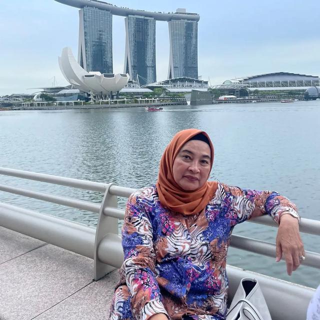 Pose Ibu Jeje Govinda yang fotogenik (Instagram/ faridabudyarti50)