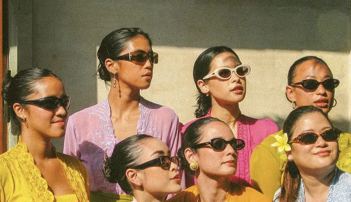 Gayanya semakin menarik perhatian, dengan kaca hitam. Maudy memilih mengenakan kacamata hitam dengan bingkai putih model oval.  [@maudyayunda]