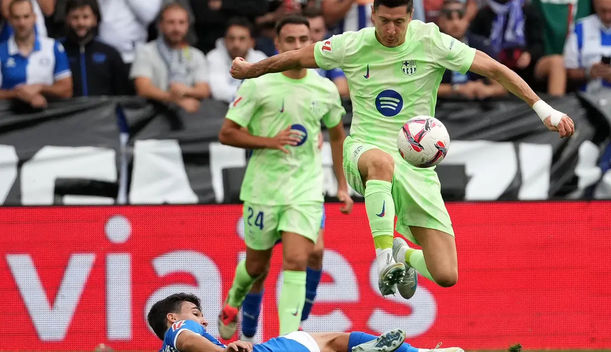 Tiga gol di gawang Deportivo Alaves menempatkan Robert Lewandowski di posisi pencetak gol terbanyak sementara LaLiga musim 2024/2025. (Cesar Manso/AFP)