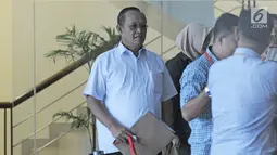 Wakil Wali Kota Mojokerto, Suyitno berjalan menuju lobi Gedung KPK seusai menjalani pemeriksaan, Kamis (15/2). Selain Suyitno, KPK juga memanggil sejumlah anggota DPRD Kota Mojokerto. (Liputan6.com/Herman Zakharia)