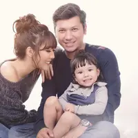 Penyanyi dan pemeran Gisella Anastasia suka bersosialisasi dan berbagi. Hal itu juga diturunkan pada buah hatinya sejak dini. Dengan memberik contoh yang baik, istri Gading Martin itu berharap dicontoh oleh putrinya. (Instagram/gisel_la)