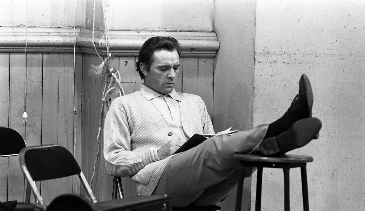Richard Burton menderita komplikasi karena sering meminum alkohol. Ia pun meninggal karena sirosis. (Off the Deaton Path - Georgia Historical Society)