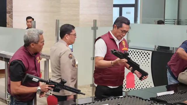 Bareskrim Polri telah resmi melimpahkan tersangka kasus kepemilikan senjata api (senpi) ilegal Mahendra Dito Sampurna alias Dito Mahendra