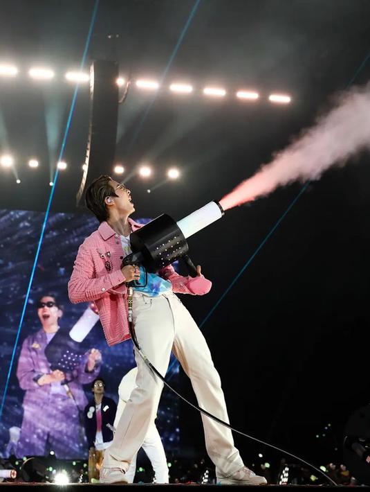 Memadukan celana berwarna putih dengan jaket baby pink seperti Jin ini juga bisa dijadikan inspirasi. Pasalnya, penampilannya ini terlihat begitu segar. (Liputan6.com/IG/@jin)