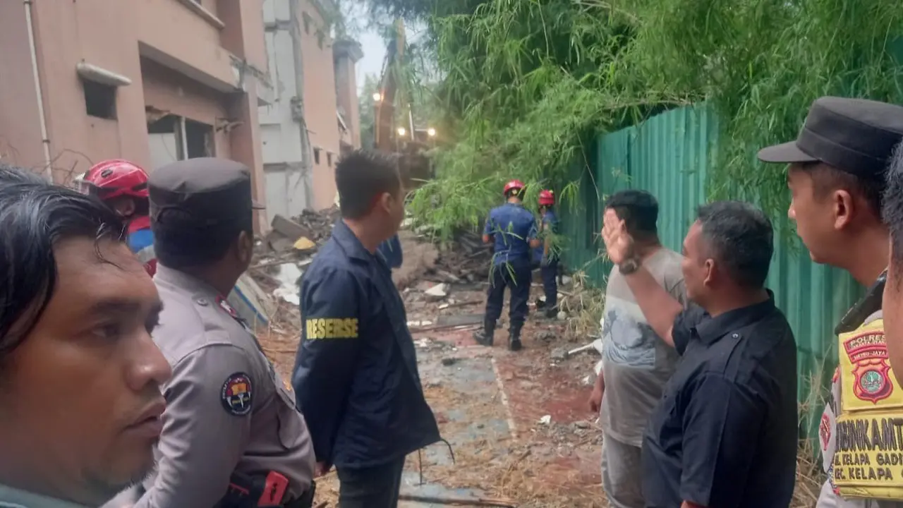 Sebuah bangunan bekas sekolah di Perumahan Bukit Gading Mediterania, Kelapa Gading Barat, Jakarta Utara, mendadak roboh saat tengah diratakan, Kamis (4122025).