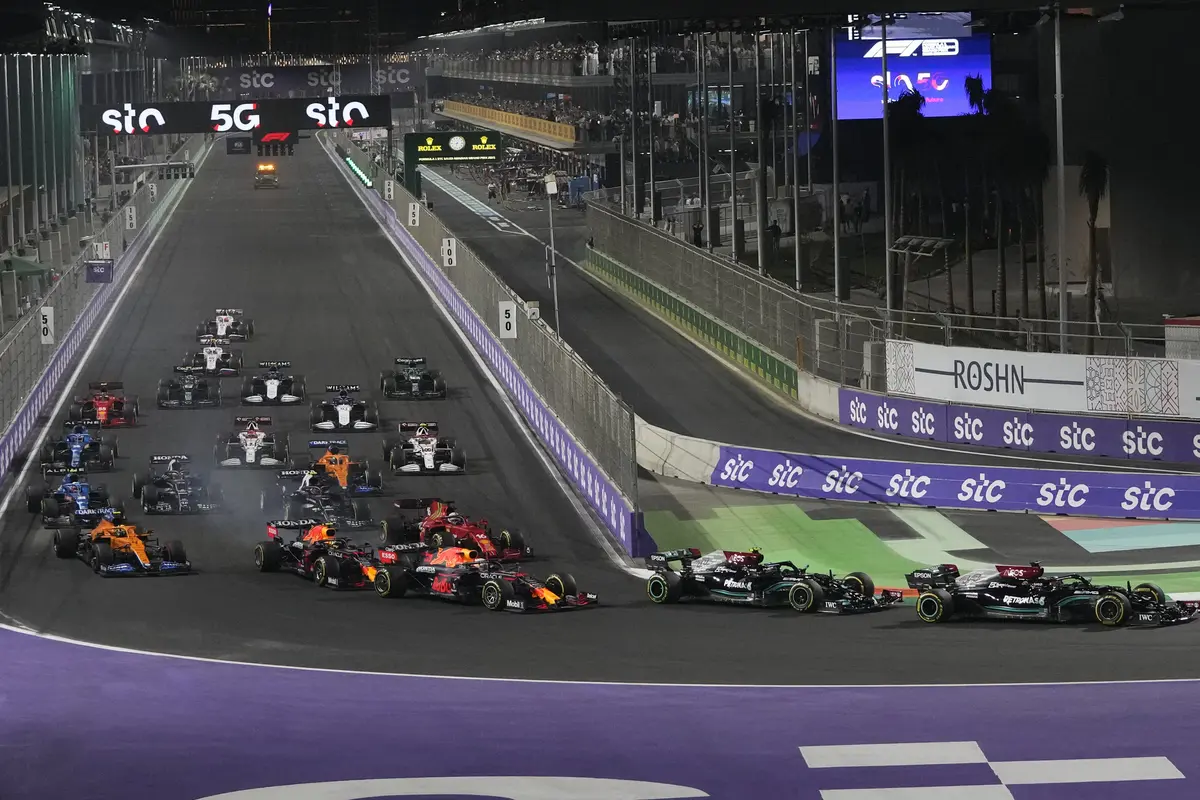 FOTO: Menang F1 GP Arab Saudi, Lewis Hamilton Samai Poin Max Verstappen