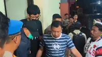 Pakai Topi dan Masker, Bupati Pati Sudewo Digelandang ke Gedung KPK Usai Kena OTT