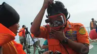 Tim Penyelam Basarnas melakukan persiapan pencarian korban pesawat AirAsia QZ8501 di perairan selat Karimata Kalimantan Tengah, Jumat (2/1/2015). 13 orang tim penyelam di siagakan untuk melakukan pencaraian di bawah laut. (Liputan6.com/Herman Zakharia)