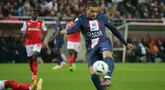 Kylian Mbappe.  Striker Prancis berusia 24 tahun yang memperkuat PSG sejak awal musim 2018/2019 ini menjadi top skorer liga-liga top Eropa bersama PSG sepanjang tahun 2022. Ia sudah menyumbangkan 45 gol dari 33 pertandingan di Liga Prancis. mencetak 32 gol dan menyumbang 13 assist.  (AFP/Francois Nascimbeni))
