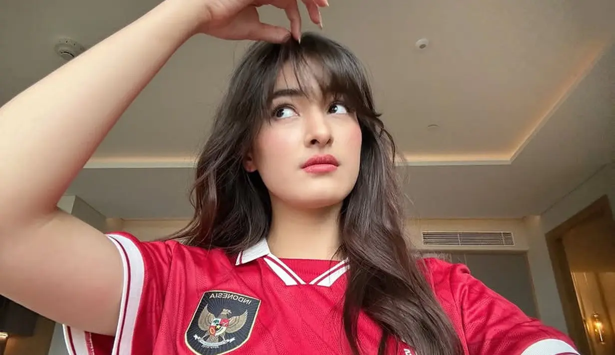 Mawar Eva juga tampil memesona mengenakan jersey Timnas merah. Ia pun tampil dengan blush on pink dan lipstik matte merah. [@mawar_eva]