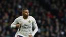 Selebrasi Kylian Mbappe usai menjebol gawang St-Ettiene pada laga lanjutan Ligue 1 yang berlangsung di stadion Geoffroy-Guichard, Loire, Senin (18/2). PSG menang 1-0 atas St-Ettiene. (AFP/Philippe Kiasek)