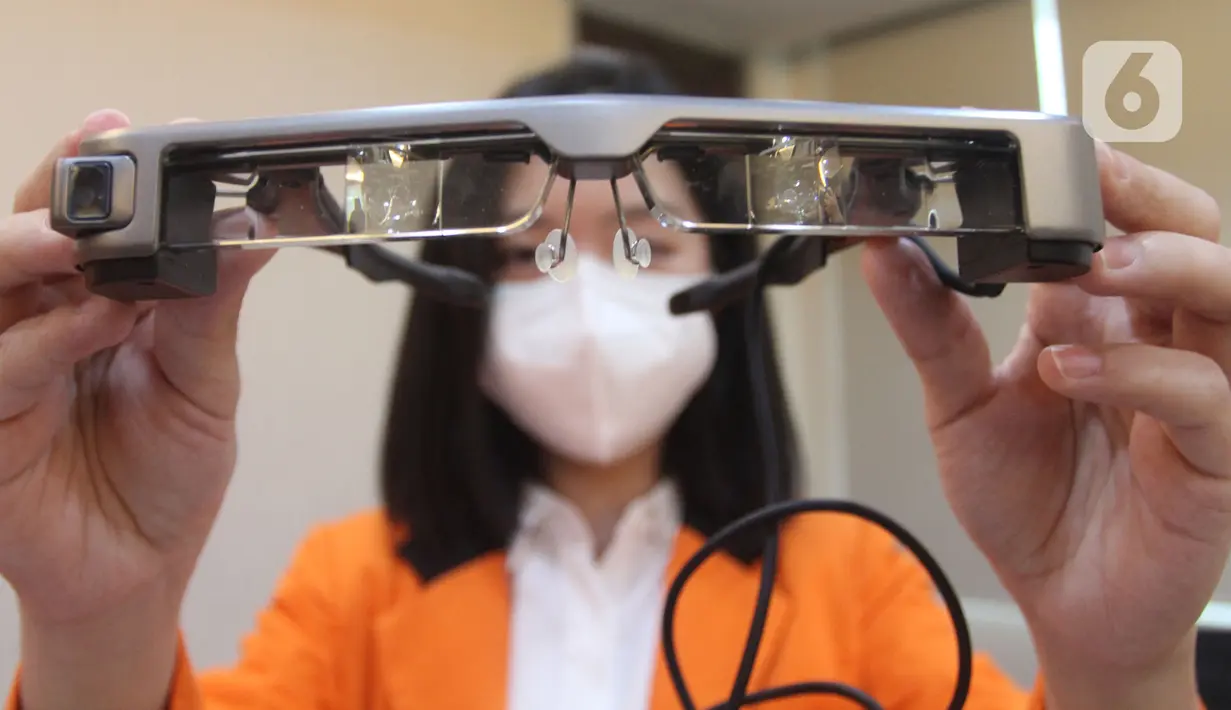 Mahasiswa menguji coba kacamata virtual reality di Kampus Semanggi, Jakarta Senin (21/3/2022). Unika Atma Jaya dan PT WIR Asia berkolaborasi mengembangkan mata kuliah di metaverse sebagai bagian dari ekosistem Metaverse Indonesia yang akan diluncurkan pada Presidensi G20. (merdeka.com/Arie Basuki)