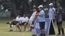 Seorang anak mengikuti coaching clinic bersama legenda Bayern Munchen, Martin Demichelis, di Lapangan PSPT Tebet, Jakarta, Minggu (23/6). Acara ini merupakan rangkaian Allianz Explorer Camp 2019. (Bola.com/Vitalis Yogi Trisna)