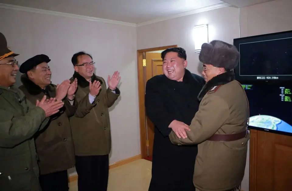 Kim Jong-un bergembira  atas kesuksesan tes rudal termutakhir yang dilesatkan pada 29 November lalu. (KCNA via AP)