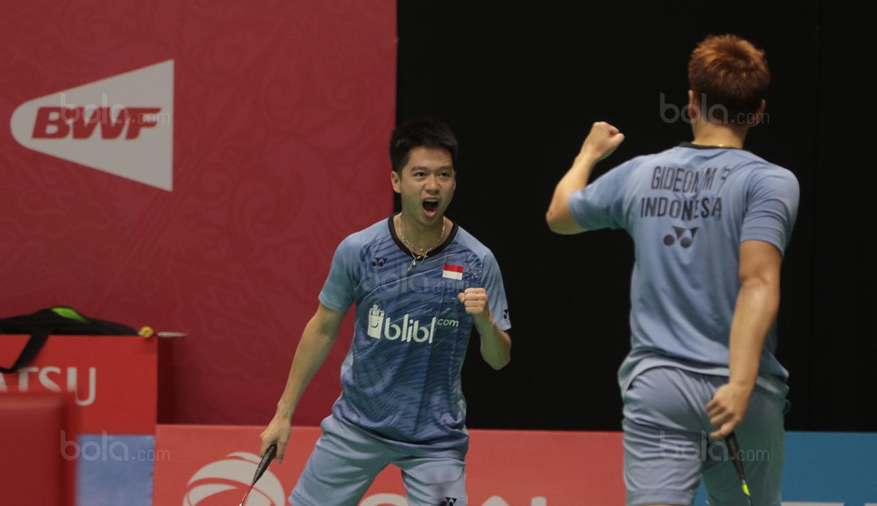 Ekspresi Kevin Sanjaya/Marcus Gideon usai kalahkan Rian Agung/Hendra Setiawan pada babak kedua Daihatsu Indonesia Master 2018 di Istora Senayan, Kamis (25/1/2018). Kevin/Gideon menang 21-16 23-2.1 (Bola.com/Nick Hanoatubun)