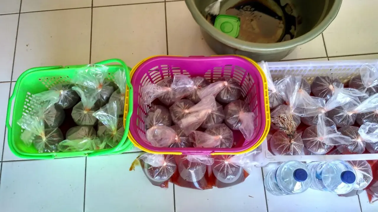 Puluhan liter miras oplosan di Cilacap siap edar disita kepolisian. (Foto: Liputan6.com/Polres Cilacap/Muhamad Ridlo)
