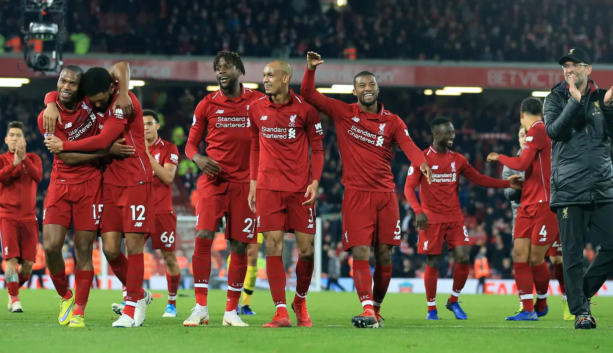 Pelatih Liverpool, Jurgen Klopp (kanan) bertepuk tangan merayakan kemenangan bersama pemainnya usai pertandingan melawan Everton pada lanjutan Liga Inggris di Anfield Stadium (2/11). Liverpool menang tipis atas Everton 1-0. (AP Photo/Jon Super)