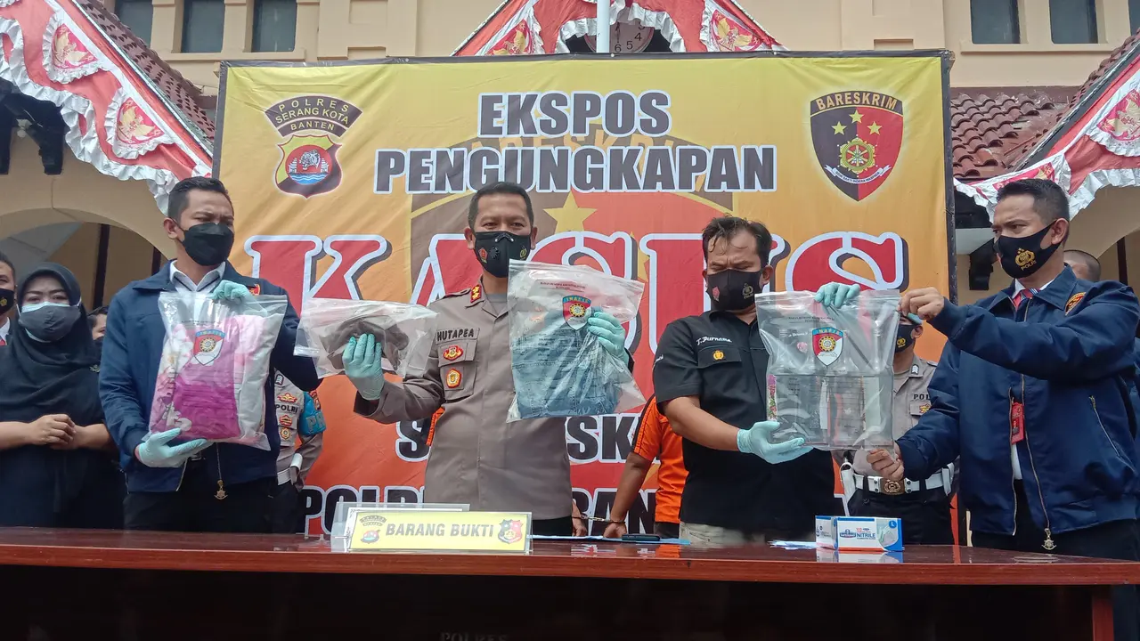 Rudapaksa Gadis Muda Saat Pesta Miras, Dua Pelaku Ditangkap Polres Serang Kota. (Senin, 09/08/2021). (Liputan6.com/Yandhi Deslatama).