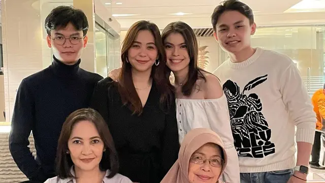 Potret harmonis keluarga Cut Tary dan Sindy (Instagram/ cuttaryofficial)