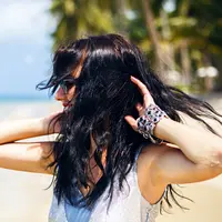Menghabiskan waktu libur musim panas di pantai memang menjadi favorit, tapi penting untukmu menjaga kesehatan rambut dari paparan sinar matahari ya! (Foto dok: Freepik/haritanita).