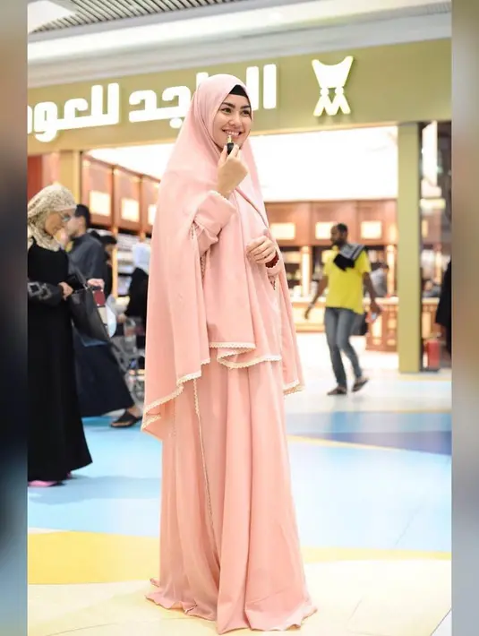 Seperti diketahui, Kartika Putri mengumumkan keputusannya untuk berhijab pada Sabtu (10/2/2018). (Foto: instagram.com/kartikaputriworld)