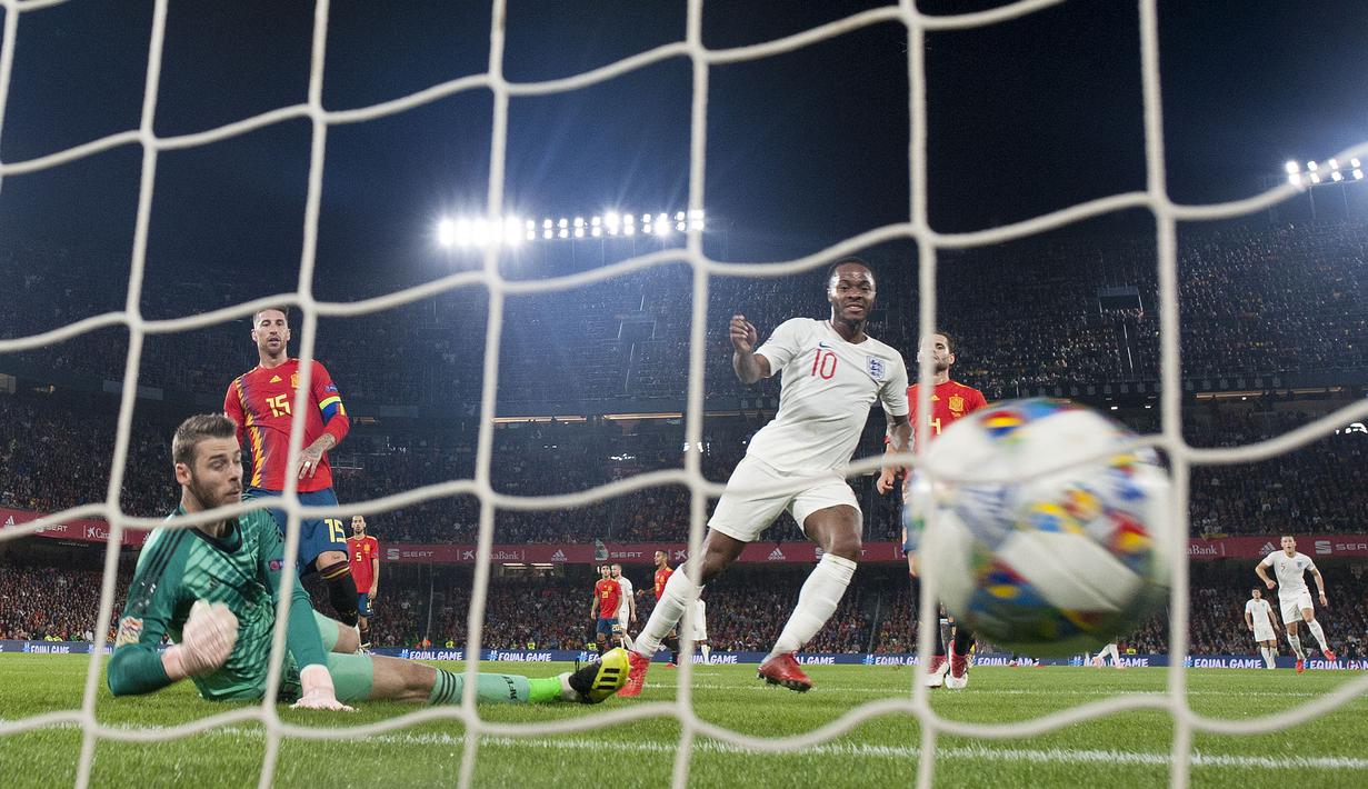 Proses terjadinya gol yang dicetak Raheem Sterling ke gawang Spanyol pada laga UEFA Nations League di Stadion Benito Villamarin, Sevilla, Senin (15/10). Spanyol kalah 2-3 dari Inggris. (AFP/Jorge Guerrero)