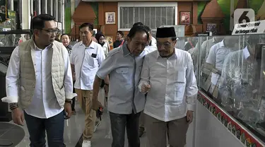 Pasangan bakal calon gubernur dan wakil gubernur DKI Jakarta, Ridwan Kamil (kiri) bersama Suswono (kanan) berbincang dengan mantan Gubernur DKI Jakarta Sutiyoso (tengah) di Museum Bang Yos, Jatikarya, Bekasi, Jawa Barat, Kamis (12/9/2024). (Liputan6.com/Herman Zakharia)