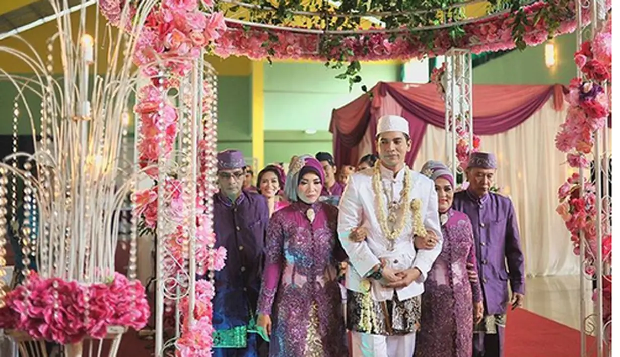 "Saya enggak membatasi, saya yakin dia bisa memilih mana yang baik buat dia dan enggak ganggu tugas dan kewajiban dia sebagai istri saya," ungkap Ricky melalui pesan singkat. (dok. Intagram/sabronfoto)