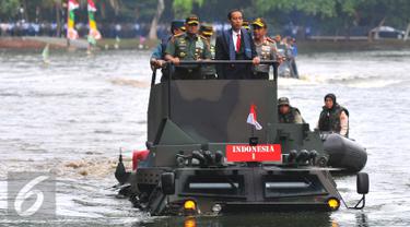 2010116-Jokowi-Naik-Amfibi-AY1