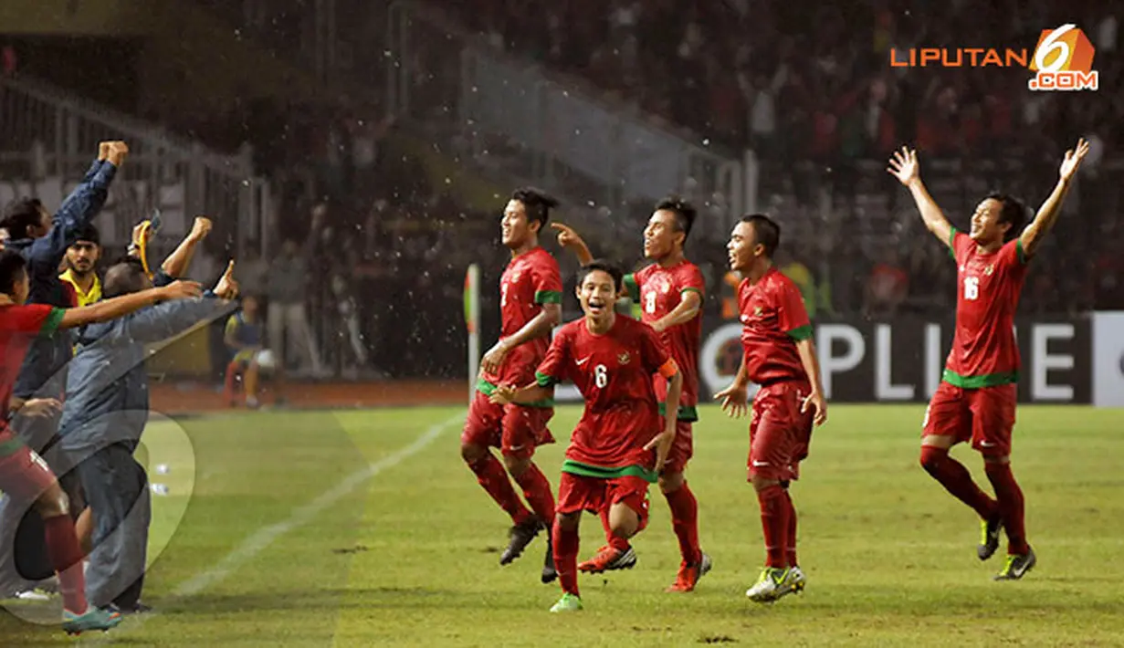 Para pemain Indonesia U19 langsung berlarian usai wasit meniup peluit panjang dan memastikan Garuda Muda lolos ke putaran final Piala AFC (Liputan6.com/Helmi Fithriansyah)