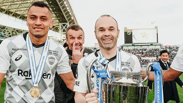 Foto: Momen Haru Perpisahan Andres Iniesta setelah 5 Tahun Berseragam Vissel Kobe di J1 League
