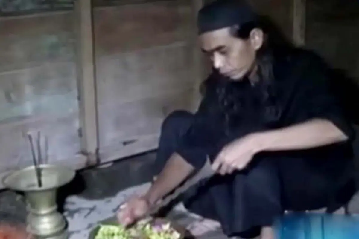 Mencuci Benda Pusaka Jelang Malam 1 Suro